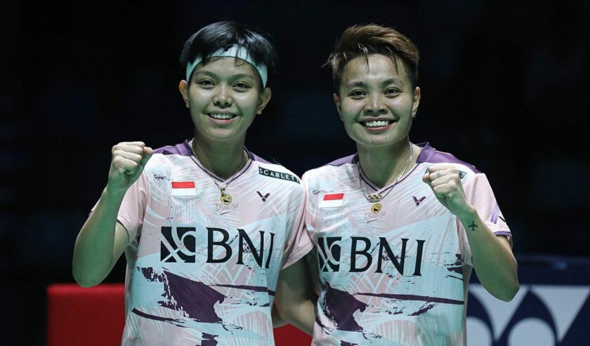 Ganda putri Indonesia, Apriyani Rahayu/Siti Fadia Silva Ramadhanti, mengalahkan Sayaka Hirota/Yuki Fukushima (Jepang), dengan dua gim langsung 21-16, 21-19 pada babak perempat final French Open 2023 di Rennes, Prancis, Jumat (27/10/2023). Foto: PP PBSI