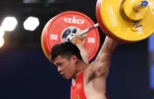 Atlet angkat besi Indonesia Rahmat Erwin Abdullah (22), peraih medali perunggu di kelas 73 kg putra di Olimpiade Tokyo, meraih emas di nomor yang sama di Asian Games Hangzhou pada Selasa (3/10/2023), sekaligus memecahkan rekor dunia di angkatan clean and jerk. Foto: Xinhua