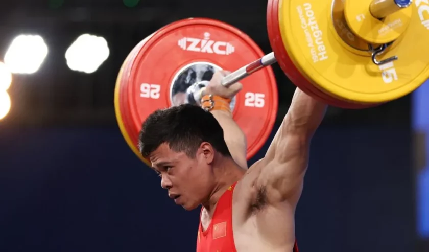 Atlet angkat besi Indonesia Rahmat Erwin Abdullah (22), peraih medali perunggu di kelas 73 kg putra di Olimpiade Tokyo, meraih emas di nomor yang sama di Asian Games Hangzhou pada Selasa (3/10/2023), sekaligus memecahkan rekor dunia di angkatan clean and jerk. Foto: Xinhua