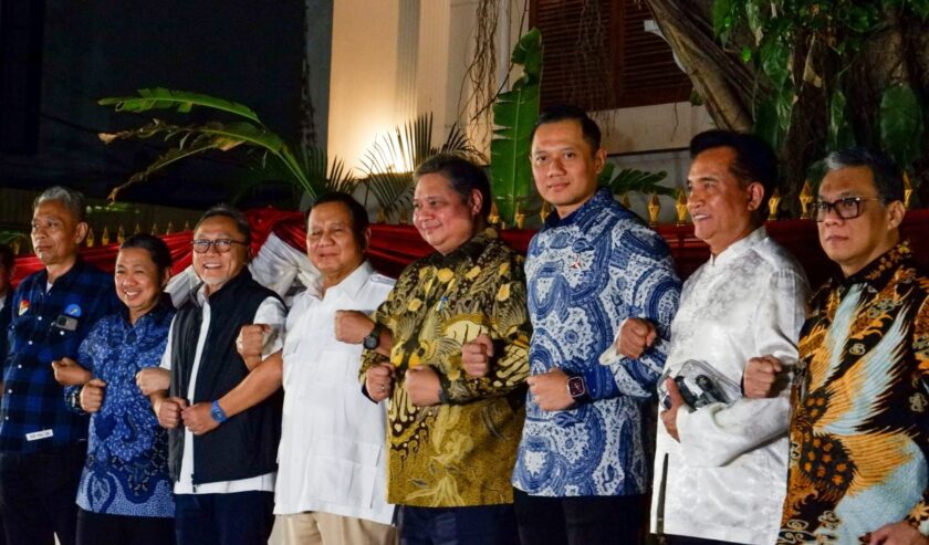 Ketua Umum Partai Gerindra Prabowo Subianto (keempat dari kiri) berfoto bersama ketua umum partai pendukung Koalisi Indonesia Maju usai pertemuan di kediamannya di Jakarta Selatan, Jumat (13/10/2023). Foto: Antara