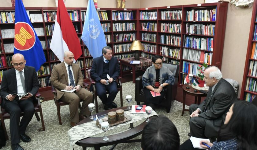 Retno Marsudi Menteri Luar Negeri RI (keempat kiri) bertemu dengan Riyad Mansour Duta Besar Palestina untuk PBB (kelima kiri) di New York, AS, Senin (21/1/2019). Foto: Dok. Kementerian Luar Negeri RI