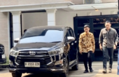 Agus Harimurti Yudhoyono Ketua Umum DPP Partai Demokrat (kanan) mengantar Gibran Rakabuming Raka (dua kanan) ke mobilnya selepas keduanya bertemu di rumah AHY di Jalan Prapanca No. 10, Jakarta, Minggu (22/10/2023). Foto: Antara