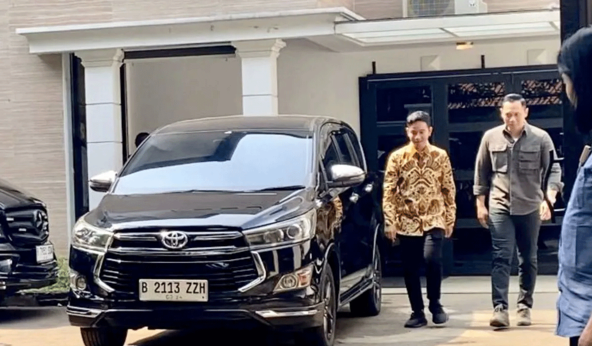 Agus Harimurti Yudhoyono Ketua Umum DPP Partai Demokrat (kanan) mengantar Gibran Rakabuming Raka (dua kanan) ke mobilnya selepas keduanya bertemu di rumah AHY di Jalan Prapanca No. 10, Jakarta, Minggu (22/10/2023). Foto: Antara