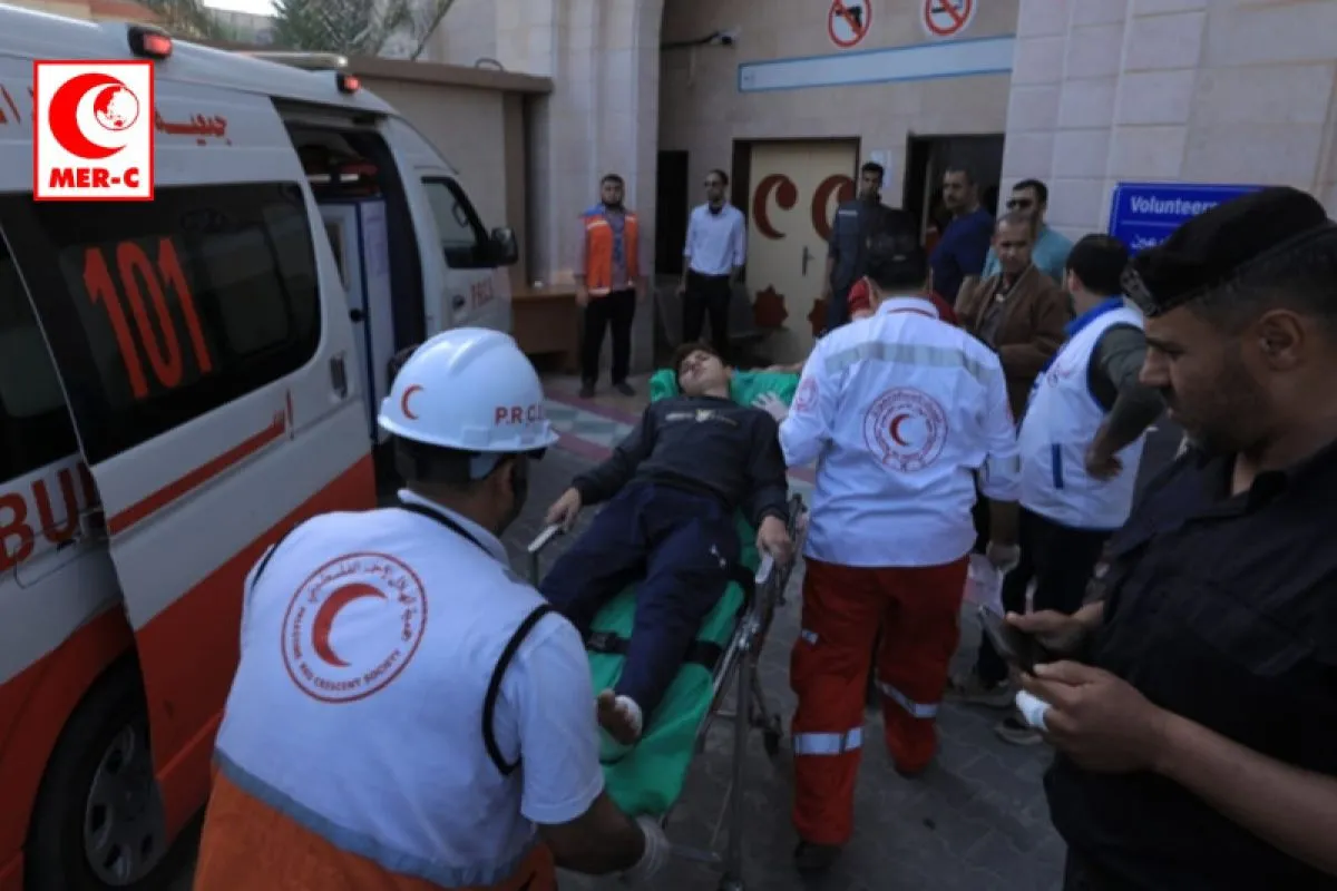Tim media MER-C menolong korban serangan Israel di Gaza, Palestina, Sabtu (13/5/2023). Foto: MERC