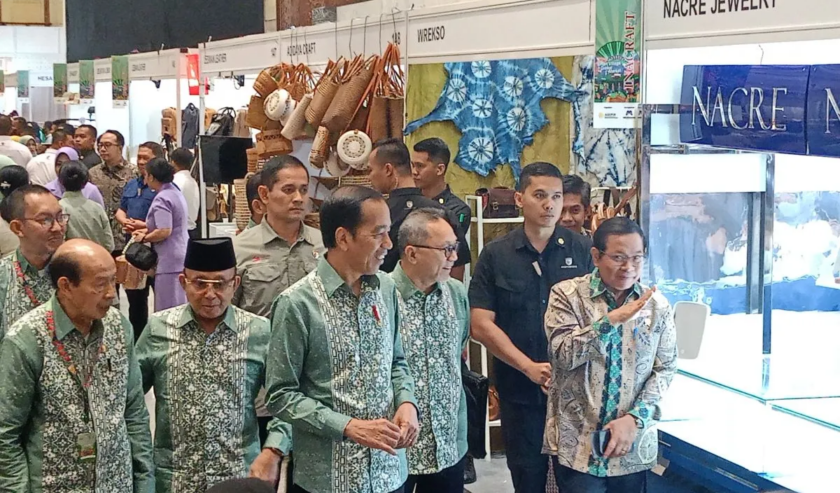 Jokowi menghadiri pembukaan Inacraft on October Tahun 2023 di Asembly Hall JCC, Jakarta, Rabu (4/10/2023).