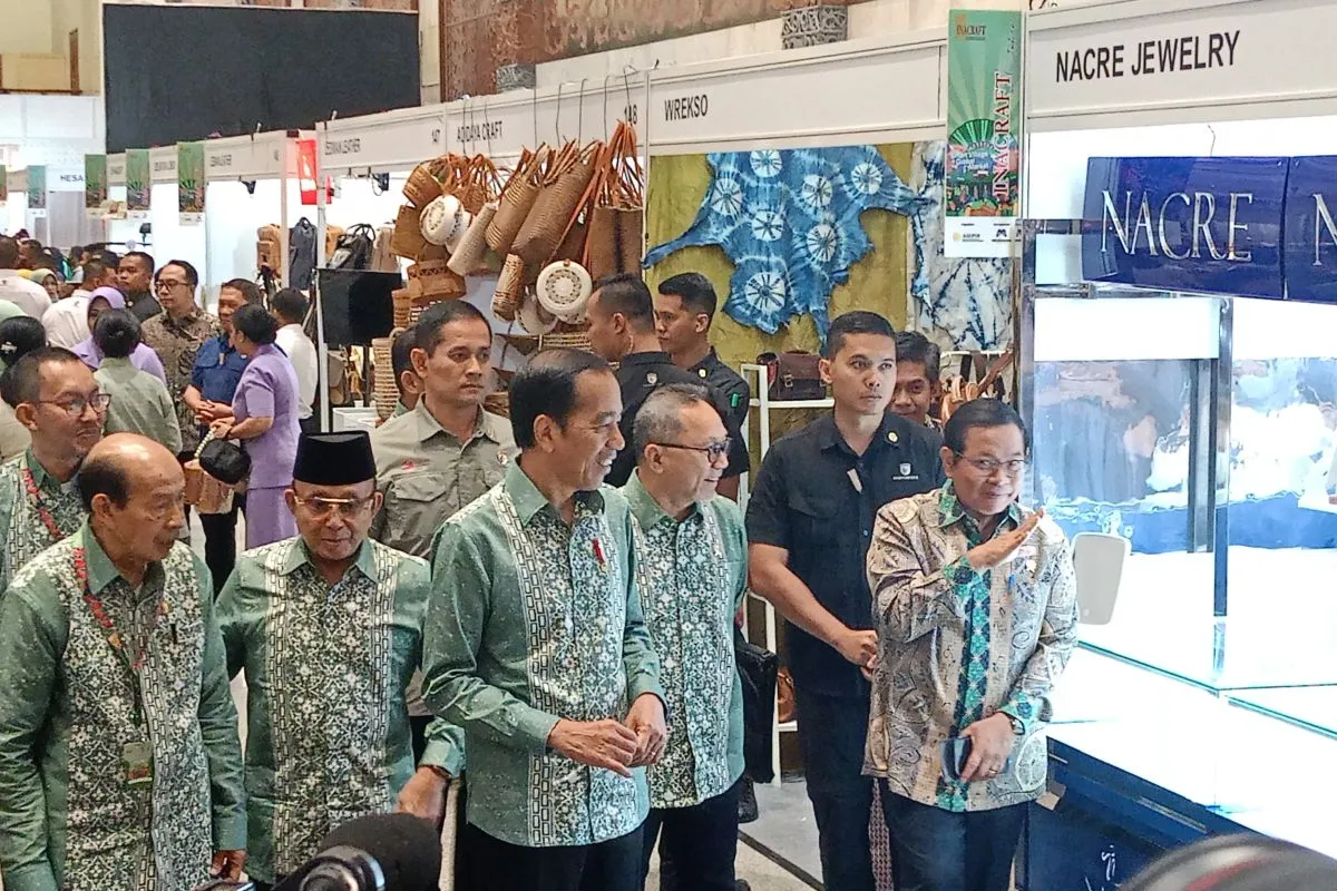 Jokowi menghadiri pembukaan Inacraft on October Tahun 2023 di Asembly Hall JCC, Jakarta, Rabu (4/10/2023).