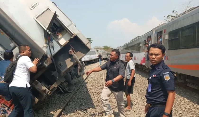 Proses evakuasi Kereta Api Argo Semeru relasi Surabaya Gubeng - Gambir dan Kereta Api Argo Wilis relasi Bandung – Surabaya Gubeng, anjlok di lintasan Stasiun Sentolo - Stasiun Wates, pada Selasa (17/10/2023). Foto: BNPB