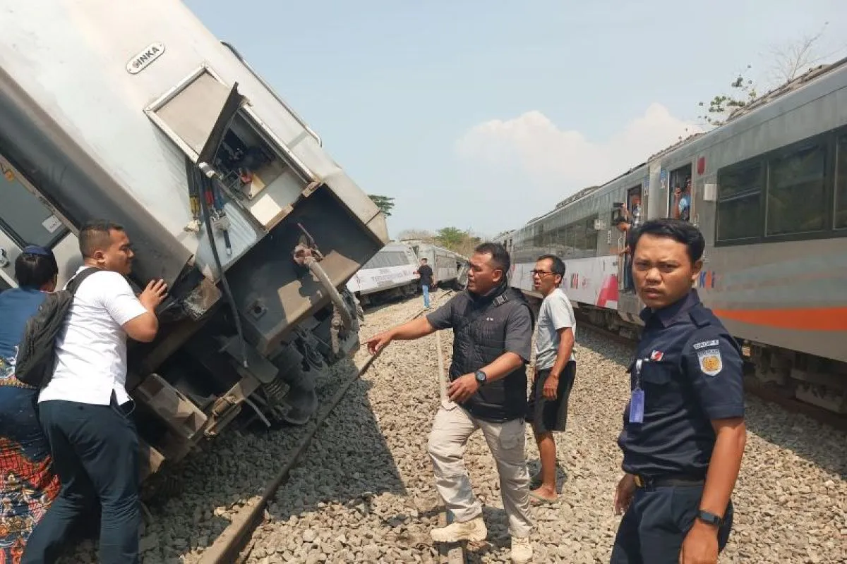 Proses evakuasi Kereta Api Argo Semeru relasi Surabaya Gubeng - Gambir dan Kereta Api Argo Wilis relasi Bandung – Surabaya Gubeng, anjlok di lintasan Stasiun Sentolo - Stasiun Wates, pada Selasa (17/10/2023). Foto: BNPB