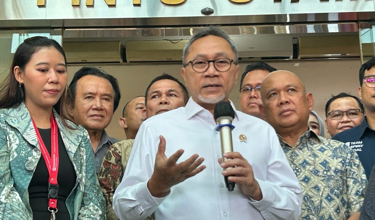 Zulkifli Hasan Menteri Perdagangan (Mendag) usai meninjau pedagang di ITC Cempaka Mas, Jakarta, Selasa (10/10/2023). Foto: Antara