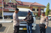 Kapolres Situbondo AKBP Dwi Sumrahadi Rakhmanto didampingi Kasat Lantas AKP Suwarno menyerahkan mobil rental ke pemiliknya. Foto: Antara/HO-Humas Polres Situbondo