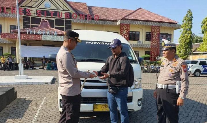 Kapolres Situbondo AKBP Dwi Sumrahadi Rakhmanto didampingi Kasat Lantas AKP Suwarno menyerahkan mobil rental ke pemiliknya. Foto: Antara/HO-Humas Polres Situbondo