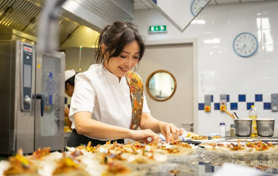 Chef Marinka membawa kerak telor ke Paris, Prancis, untuk pertama kalinya dalam sejarah. Foto: Antara/HO-KBRI Paris