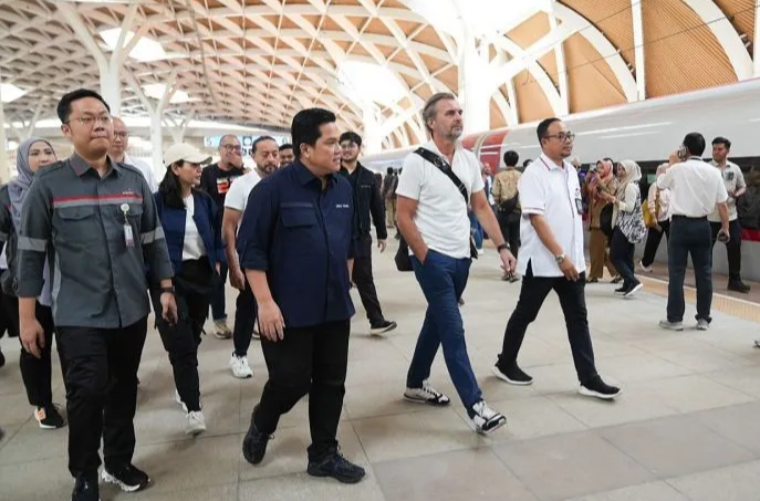 Erick Tohir mengajak Christian Schmölzer FIFA Team Project Venue Management dan Sunny Kohli Venue Manager FIFA menjajal Whoosh dari Stasiun Halim, Jakarta, ke Stasiun Tegalluar, Bandung. Foto: Antara