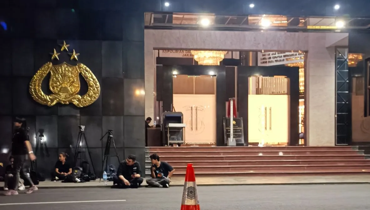 Suasana di depan gedung Promoter Polda Metro Jaya tempat Kombes Pol Irwan Anwar diperiksa oleh Ditreskrimsus Polda Metro Jaya, Rabu (11/12/2023). Foto: Antara