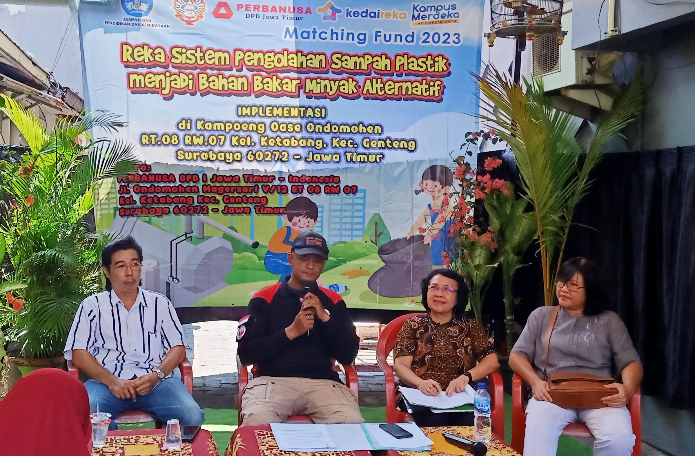 (Kiri ke Kanan) Andrew Joewono, Adi Candra, Adriana Anteng Anggorowati, Dyna Rachmawati dalam pembukaan serah terima alat pengelola sampah di Kampoeng Oase Ondomohen, Surabaya, Sabtu (14/10/2023). Foto: Feby Magang suarasurabaya.net