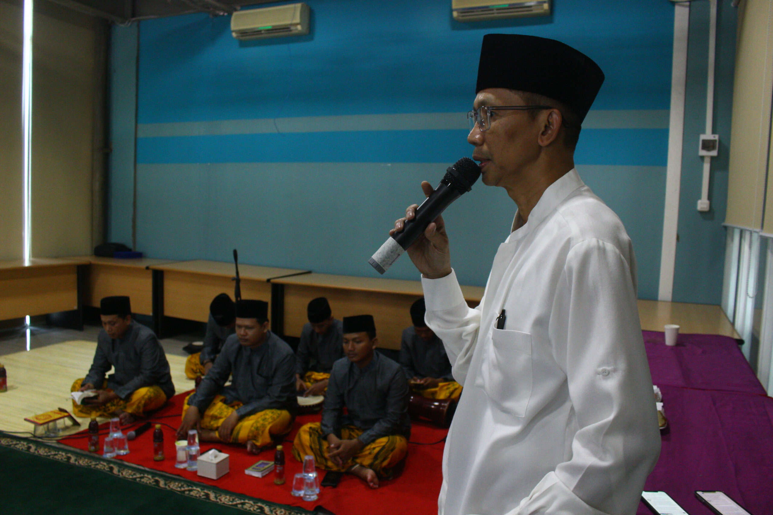 Verry Firmansyah CEO Suara Surabaya menyampaikan sambutan pada acara Maulid Nabi Muhammad di Suara Surabaya Center, Surabaya, Sabtu (7/10/2023) Foto: Athalia magang suarasurabaya.net