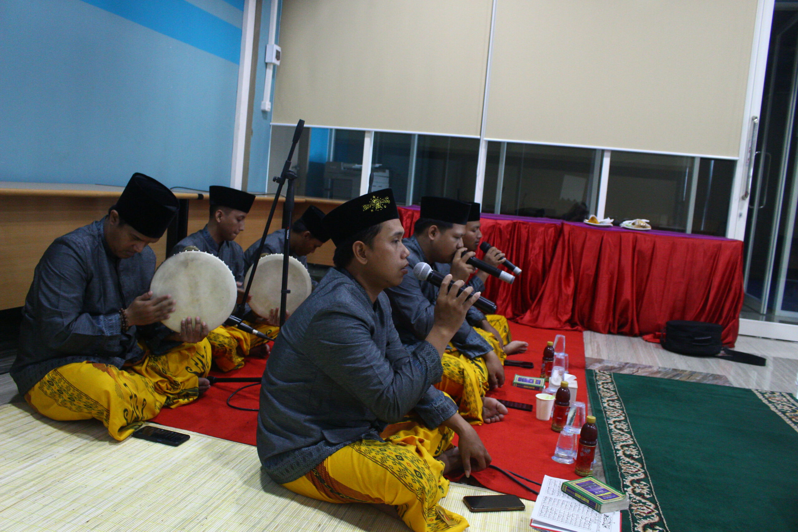 Remaja Masjid Al-Banjari Tholabuddin memimpin shalawat pada acara peringatan Maulid Nabi Muhammad di Suara Surabaya Center, Surabaya, Sabtu (7/10/2023). Foto: Athalia magang suarasurabaya.net