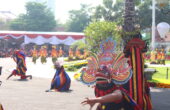 Tari Topeng Kaliwungu Lumajang memperingati Hari Jadi Provinsi Jawa Timur ke-78 di depan Gedung Negara Grahadi, Surabaya, Kamis (12/10/2023). Foto: Athalia magang suarasurabaya.net