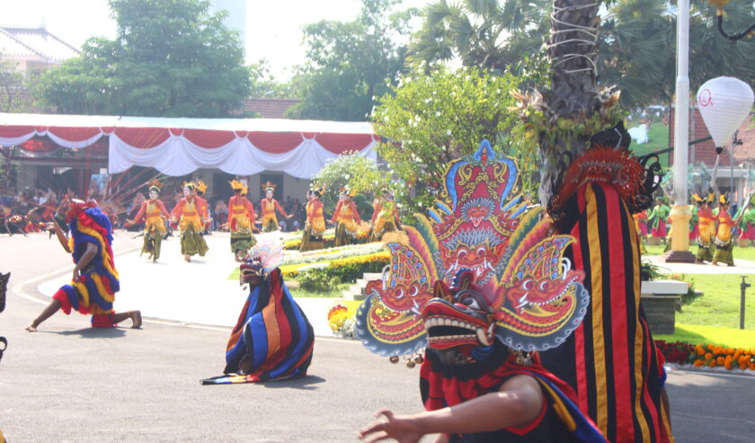 Tari Topeng Kaliwungu Lumajang memperingati Hari Jadi Provinsi Jawa Timur ke-78 di depan Gedung Negara Grahadi, Surabaya, Kamis (12/10/2023). Foto: Athalia magang suarasurabaya.net