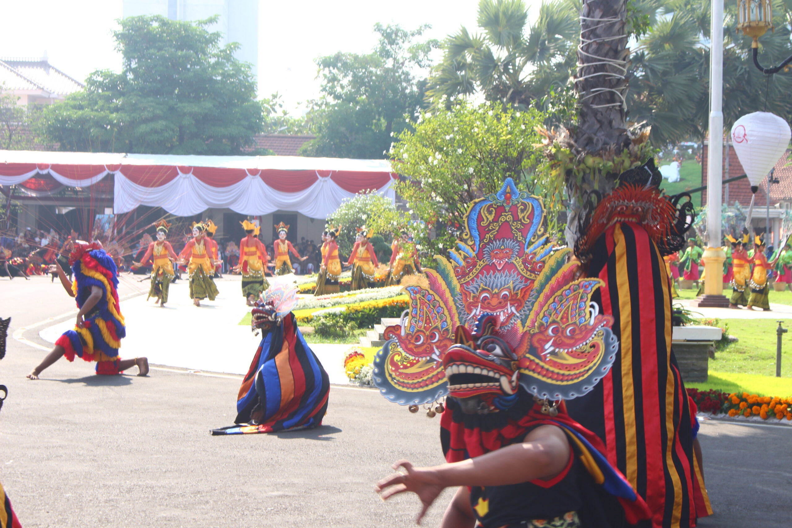 Tari Topeng Kaliwungu Lumajang memperingati Hari Jadi Provinsi Jawa Timur ke-78 di depan Gedung Negara Grahadi, Surabaya, Kamis (12/10/2023). Foto: Athalia magang suarasurabaya.net