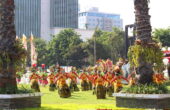 Tari Thengul Bojonegoro di tarikan di lapangan Gedung Negara Grahadi, Surabaya, Kamis (12/10/2023). Foto: Athalia magang suarasurabaya.net