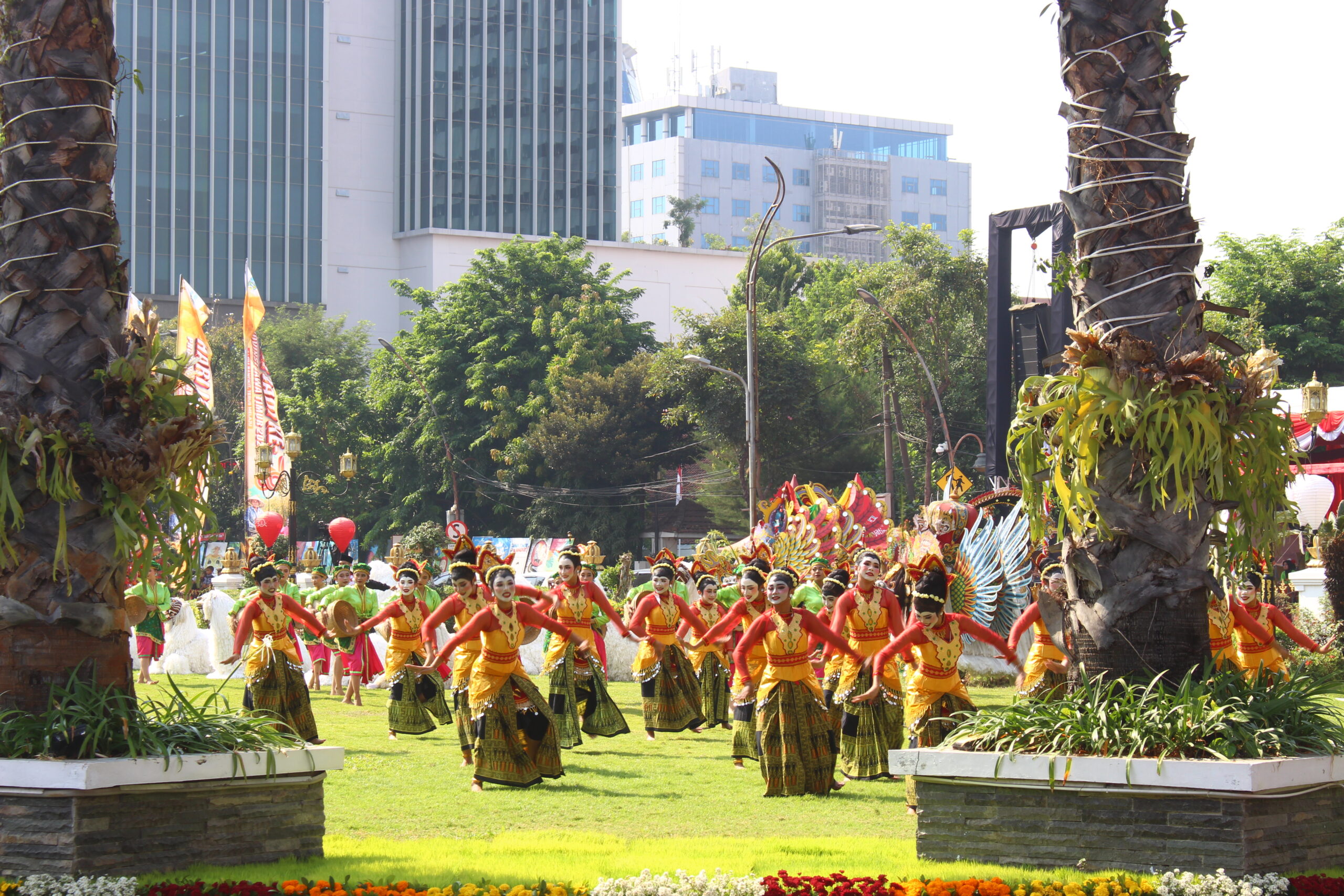 Tari Thengul Bojonegoro di tarikan di lapangan Gedung Negara Grahadi, Surabaya, Kamis (12/10/2023). Foto: Athalia magang suarasurabaya.net