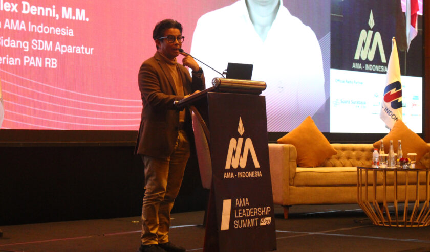 Alex Denni Presiden AMA Indonesia membuka acara Leadership Summit 2023 : Indonesia Leading The Way di Whiz LuXe Hotel Spazio Surabaya, Jumat (13/10/2023). Foto: Athalia magang suarasurabaya.net