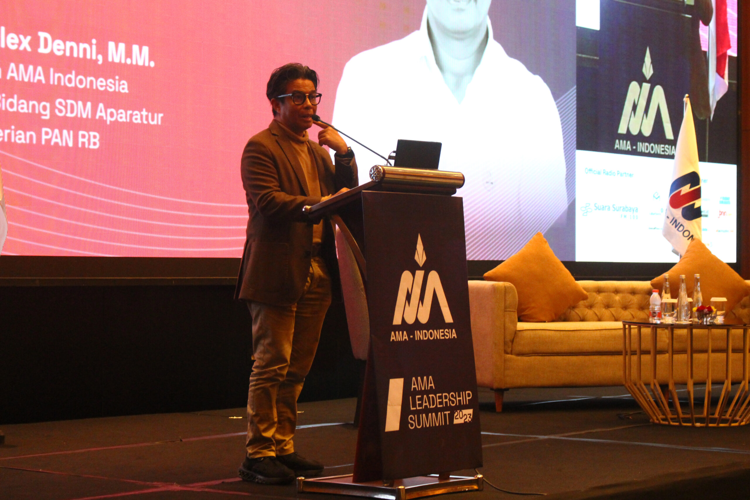 Alex Denni Presiden AMA Indonesia membuka acara Leadership Summit 2023 : Indonesia Leading The Way di Whiz LuXe Hotel Spazio Surabaya, Jumat (13/10/2023). Foto: Athalia magang suarasurabaya.net