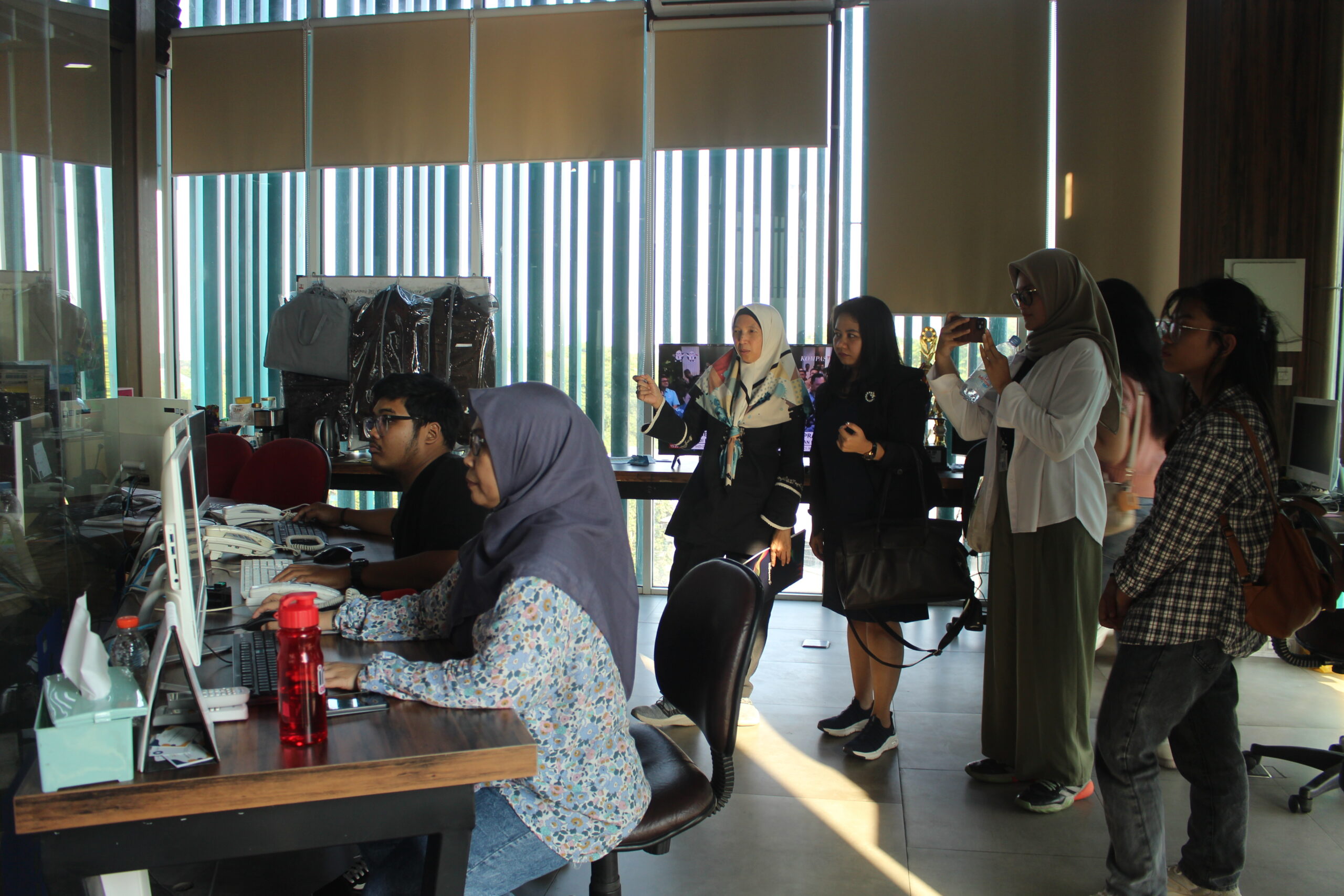 Mahasiswa Bina Nusantara melihat proses produksi radio di Suara Surabaya Centre, Surabaya, Senin (23/10/2023). Foto: Athalia magang suarasurabaya.net