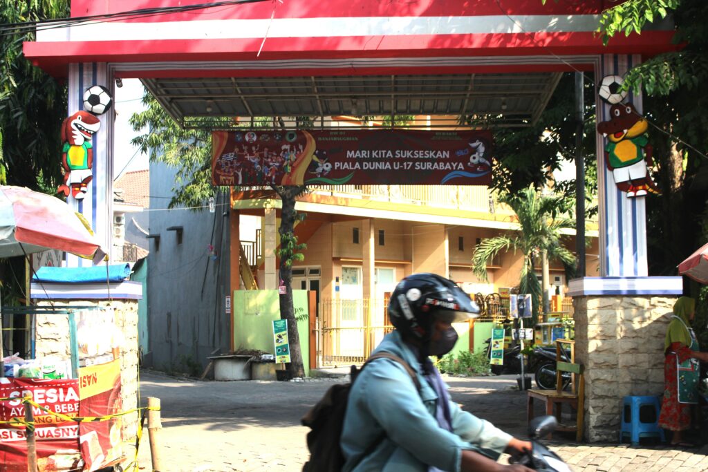 Gapura Jalan Manukan Lor IV-K, Surabaya yang telah dihias dengan berbagai ornamen bertemakan Piala Dunia U-17 pada Selasa (21/10/2023). Foto: Athalia magang suarasurabaya.net