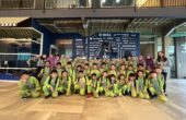 Guru beserta siswa SDIK Mutiara Anak Sholeh Surabaya berfoto bersama di Suara Surabaya Centre, Kamis (26/10/2023). Foto: Talitha Magang Suara Surabaya