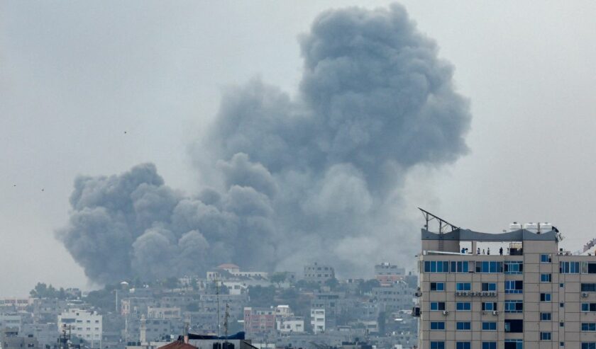 Asap mengepul menyusul serangan Israel di Gaza, Senin (9/10/23). Foto: Reuters