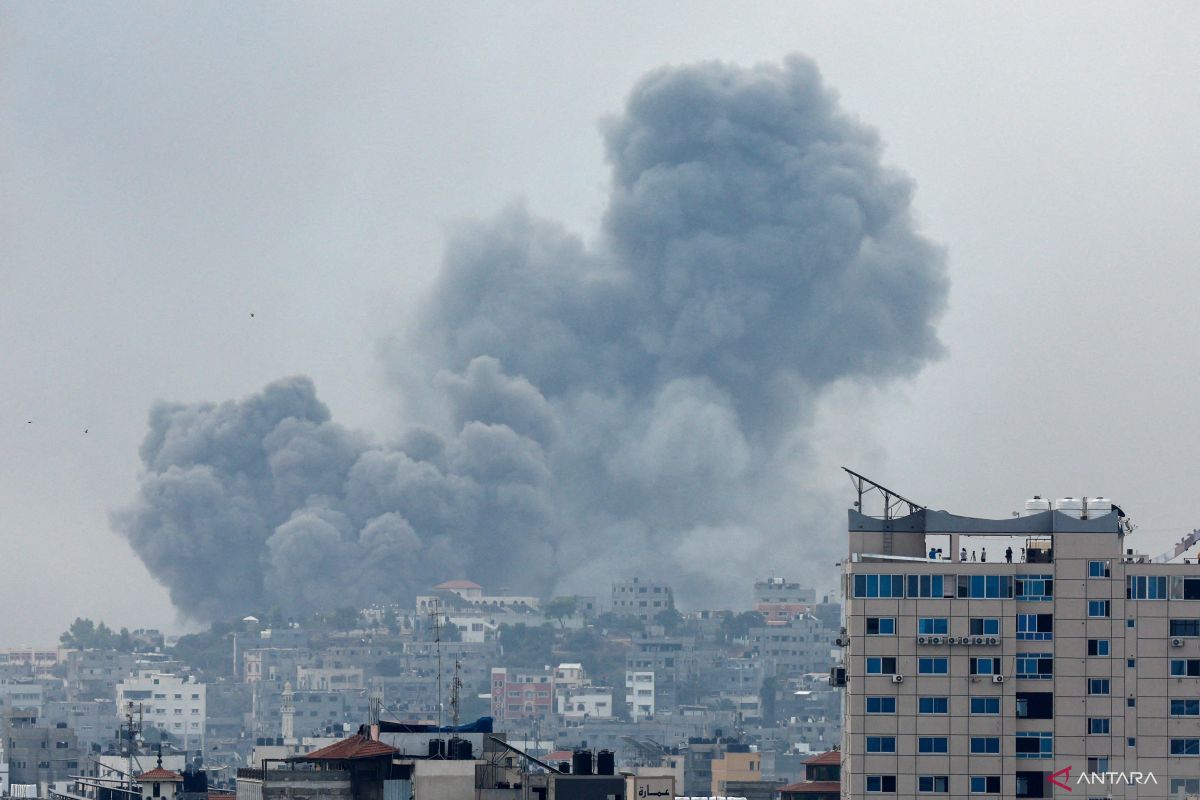 Asap mengepul menyusul serangan Israel di Gaza, Senin (9/10/23). Foto: Reuters