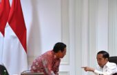 Dokumentasi - Presiden Joko Widodo berbincang dengan Menko Polhukam Mahfud MD sebelum memimpin rapat kabinet terbatas di Kantor Presiden, Jakarta, Rabu (12/2/2020). Foto: Antara