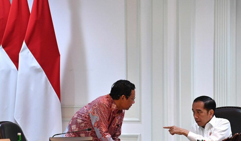 Dokumentasi - Presiden Joko Widodo berbincang dengan Menko Polhukam Mahfud MD sebelum memimpin rapat kabinet terbatas di Kantor Presiden, Jakarta, Rabu (12/2/2020). Foto: Antara
