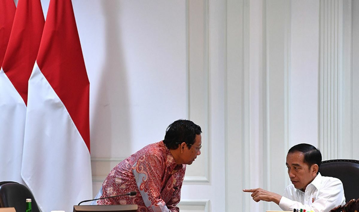 Dokumentasi - Presiden Joko Widodo berbincang dengan Menko Polhukam Mahfud MD sebelum memimpin rapat kabinet terbatas di Kantor Presiden, Jakarta, Rabu (12/2/2020). Foto: Antara