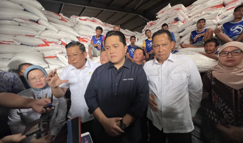 Menteri Badan Usaha Milik Negara (BUMN) Erick Thohir (tengah) memberi keterangan kepada wartawan usai meninjau Pasar Induk Beras Cipinang (PIBC), Jakarta, Rabu (4/10/2023).