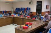 Program Studi Ilmu Komunikasi Universitas Negeri Surabaya (Unesa) bersama Aliansi Jurnalis Independen (AJI) Surabaya menggelar Pengabdian Kepada Masyarakat (PKM) di Radio Braille Surabaya (RBS). Foto: Unesa