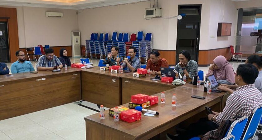 Program Studi Ilmu Komunikasi Universitas Negeri Surabaya (Unesa) bersama Aliansi Jurnalis Independen (AJI) Surabaya menggelar Pengabdian Kepada Masyarakat (PKM) di Radio Braille Surabaya (RBS). Foto: Unesa