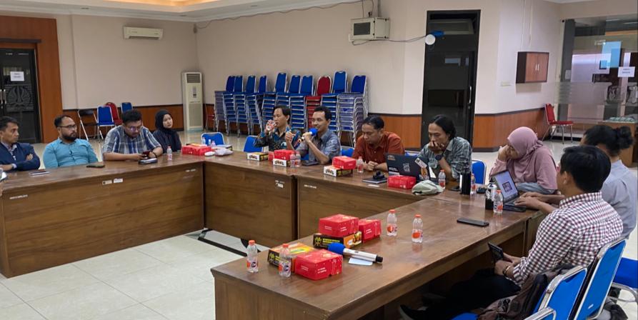 Program Studi Ilmu Komunikasi Universitas Negeri Surabaya (Unesa) bersama Aliansi Jurnalis Independen (AJI) Surabaya menggelar Pengabdian Kepada Masyarakat (PKM) di Radio Braille Surabaya (RBS). Foto: Unesa