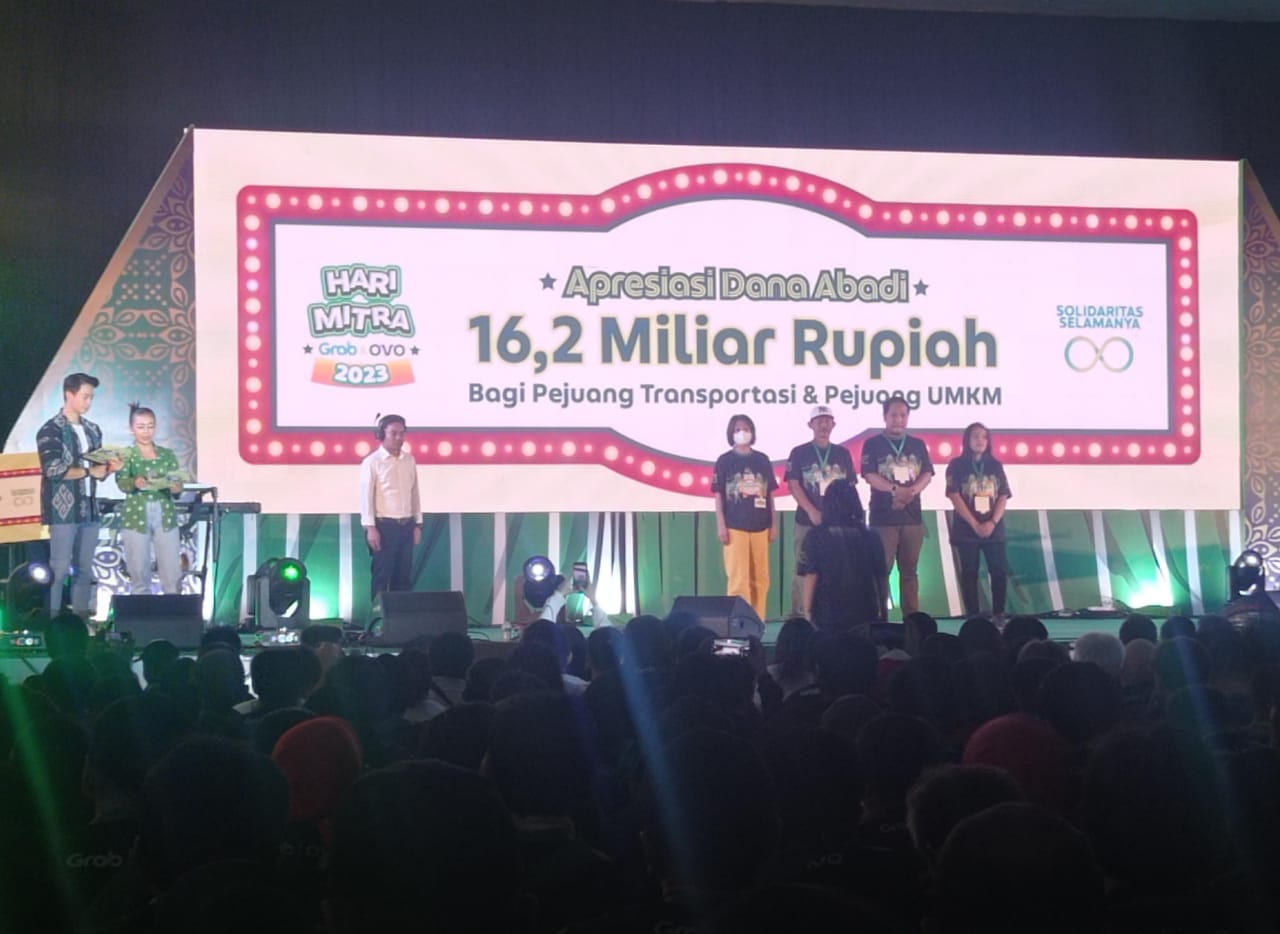 Grab sebuah platform transportasi online memberikan apresiasi senilai total 16,2 miliar kepada 46 ribu mitra dalam Hari Mitra Grab Ovo di Surabaya, Selasa (3/10/2023). Foto: Risky suarasurabaya.net