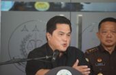 Erick Thohir Menteri BUMN memberikan keterangan pers terkait kasus dana pensiun BUMN di Kejaksaan Agung, Jakarta, Selasa (3/10/2023). Foto: Faiz suarasurabaya.net