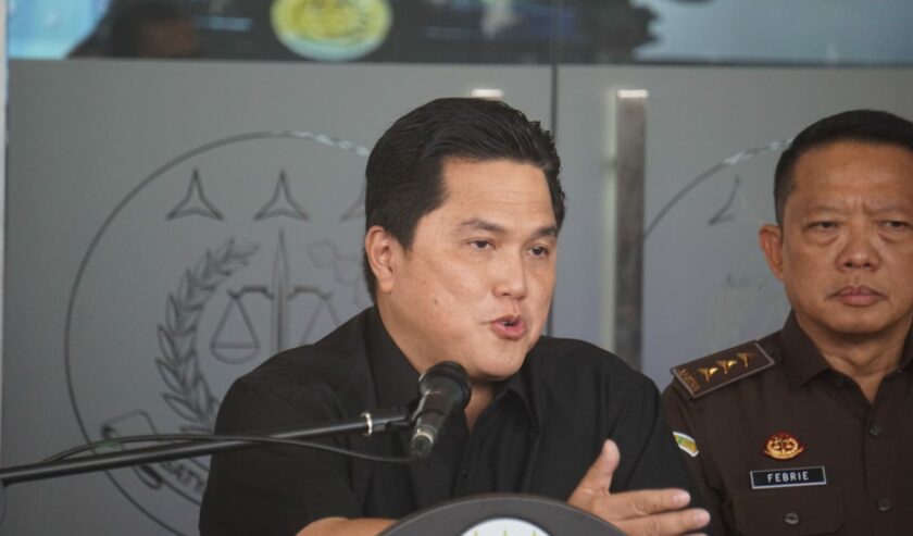 Erick Thohir Menteri BUMN memberikan keterangan pers terkait kasus dana pensiun BUMN di Kejaksaan Agung, Jakarta, Selasa (3/10/2023). Foto: Faiz suarasurabaya.net