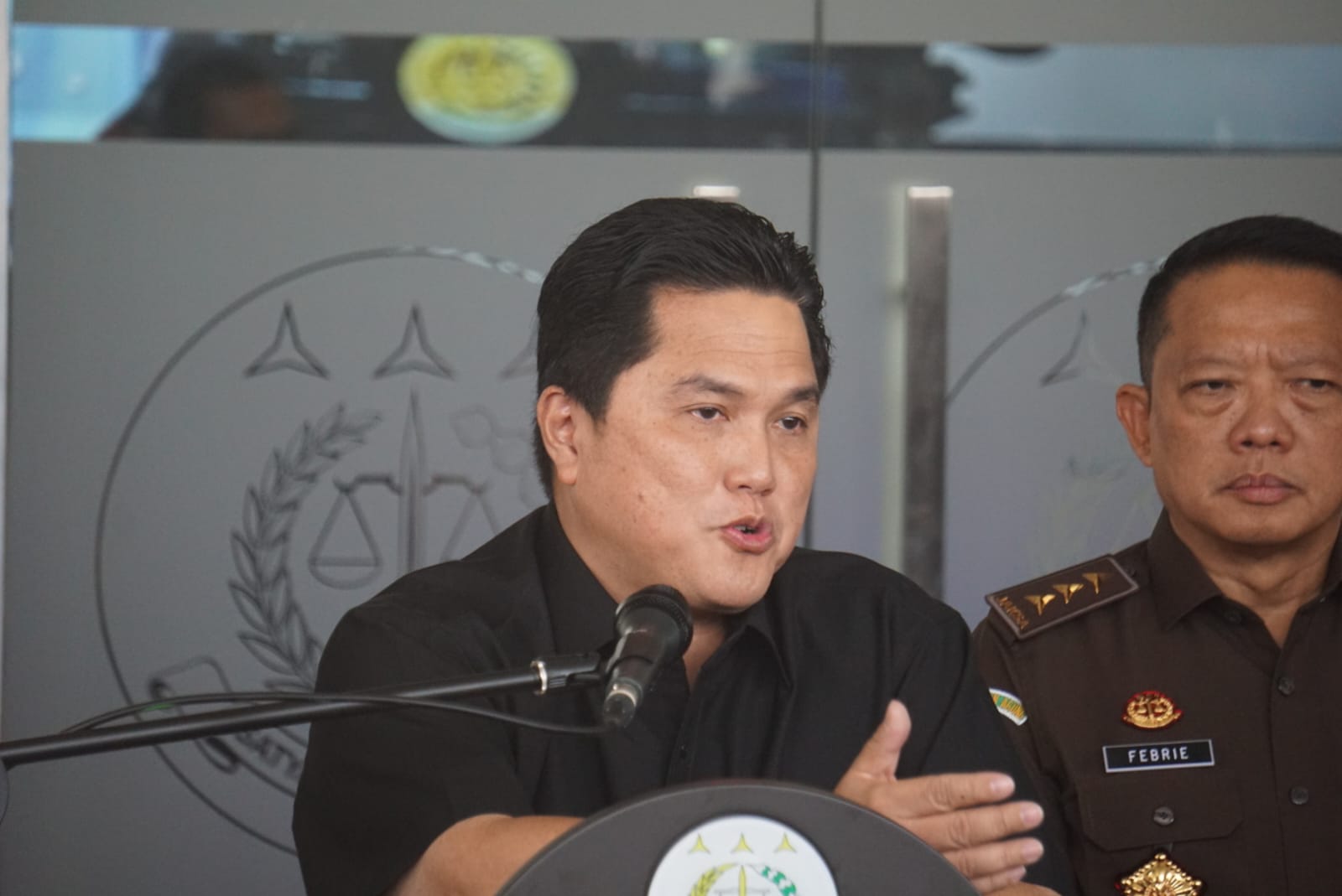 Erick Thohir Menteri BUMN memberikan keterangan pers terkait kasus dana pensiun BUMN di Kejaksaan Agung, Jakarta, Selasa (3/10/2023). Foto: Faiz suarasurabaya.net