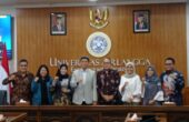 Mohammad Nasih Rektor Universitas Airlangga (Unair) saat bersama tujuh guru besar baru dalam konferensi pers pra pengukuhan di Gedung Rektorat Unair, Selasa (3/10/2023). Foto: Risky suarasurabaya.net