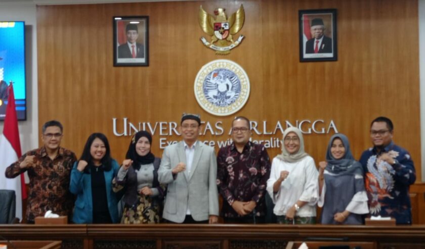 Mohammad Nasih Rektor Universitas Airlangga (Unair) saat bersama tujuh guru besar baru dalam konferensi pers pra pengukuhan di Gedung Rektorat Unair, Selasa (3/10/2023). Foto: Risky suarasurabaya.net