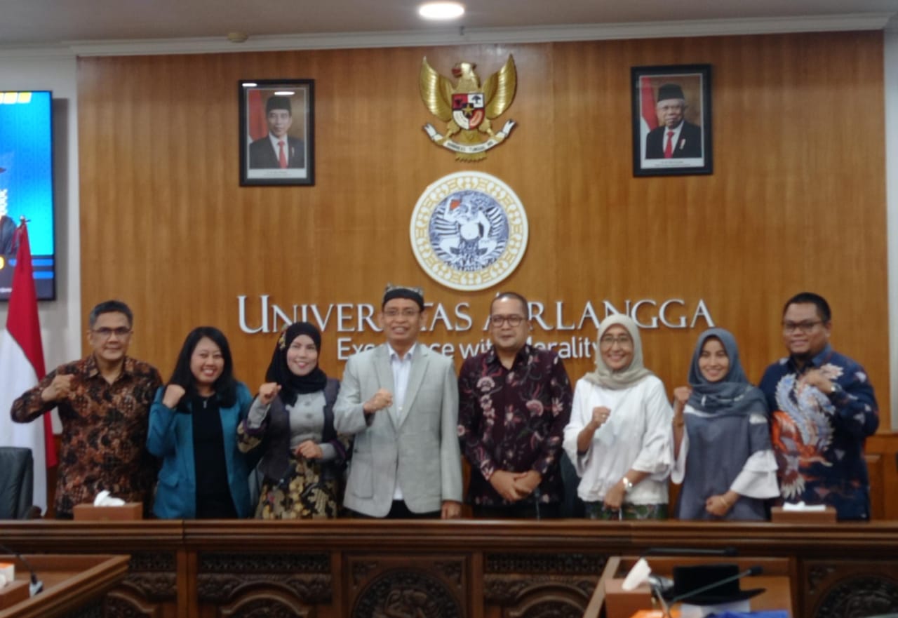 Mohammad Nasih Rektor Universitas Airlangga (Unair) saat bersama tujuh guru besar baru dalam konferensi pers pra pengukuhan di Gedung Rektorat Unair, Selasa (3/10/2023). Foto: Risky suarasurabaya.net