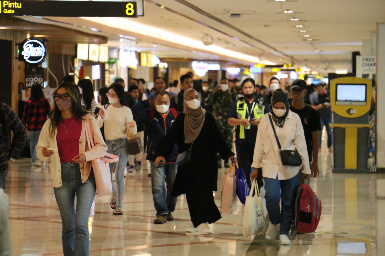 Suasana Keramaian Penumpang Bandara Internasional Juanda. Foto: Humas Angkasa Pura