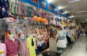 Deretan toko pakaian anak di PGS yang nampak sepi dari aktivitas jual beli, Jumat (6/10/2023). Foto: Meilita suarasurabaya.net