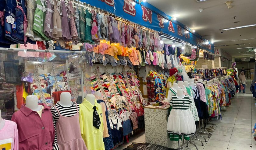 Deretan toko pakaian anak di PGS yang nampak sepi dari aktivitas jual beli, Jumat (6/10/2023). Foto: Meilita suarasurabaya.net
